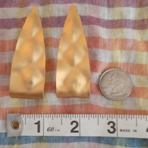 Vintage Quilted Gold Earrings - Picture 4 of 5